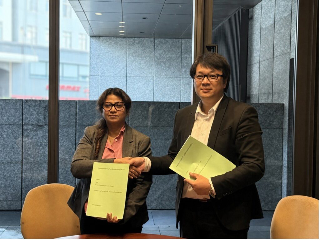 AIoTers 執行長 Angus Chou 與 Oorja Energy 執行長 Rohini Balasubramanian 博士持合作備忘錄握手合影